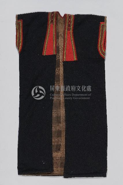 刺繡黑底卑南王長衣藏品圖，第1張