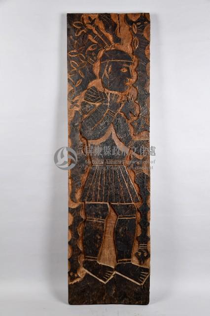 淺浮雕側身男性及百步蛇紋門板藏品圖，第1張