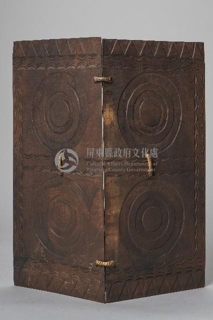 浮雕幾何紋木盾藏品圖，第1張