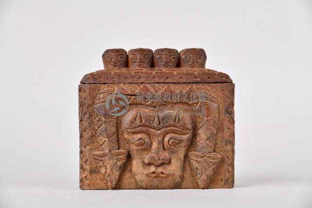 浮雕人面百步蛇紋祈禱箱藏品圖，第1張