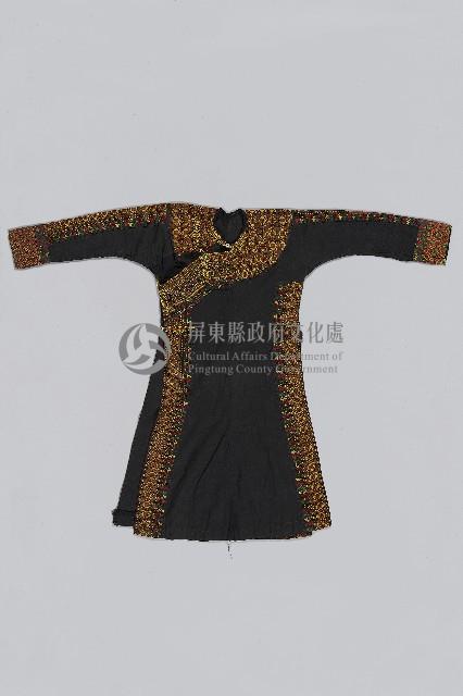 黑底鑲織繡花邊女長衣藏品圖，第1張