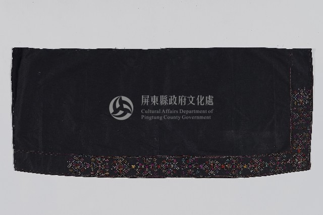十字繡黑底卑南族裙藏品圖，第1張