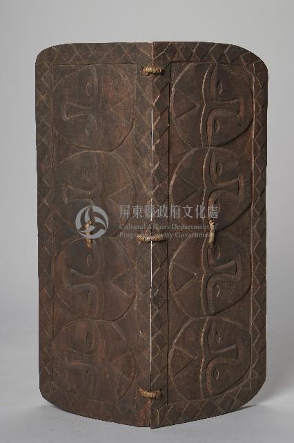 浮雕人面百步蛇紋木盾藏品圖，第1張