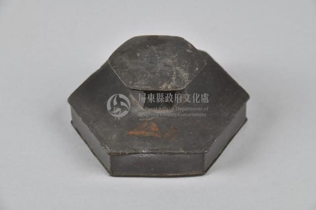 錫合金製六足素面單層粉餅盒-盒蓋藏品圖，第1張