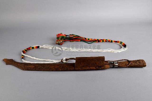 浮雕人面百步蛇紋祭典用佩刀藏品圖，第1張