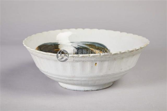 白釉彩繪海景花瓣陶碗藏品圖，第1張