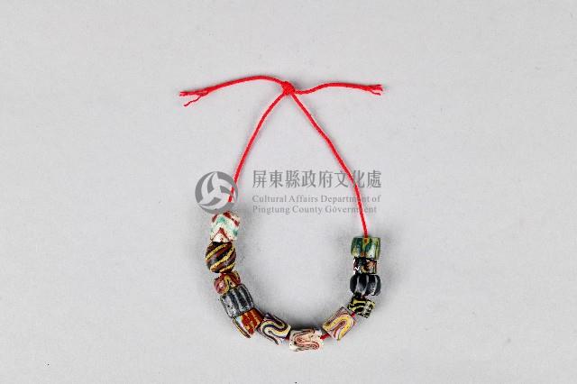 彩色琉璃手鍊藏品圖，第1張