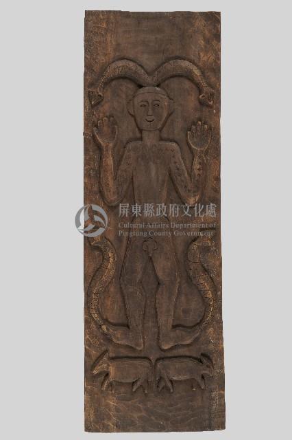 浮雕裸身男性人像百步蛇紋木柱藏品圖，第1張