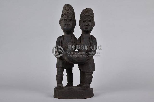 雙人倒捧山豬雕刻藏品圖，第1張