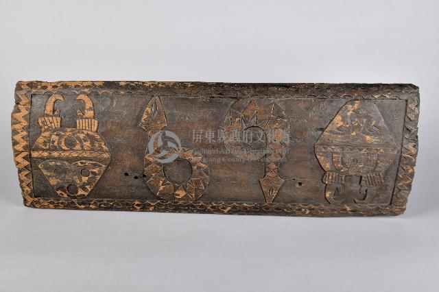 浮雕人面百步蛇紋柱前木臺藏品圖，第1張