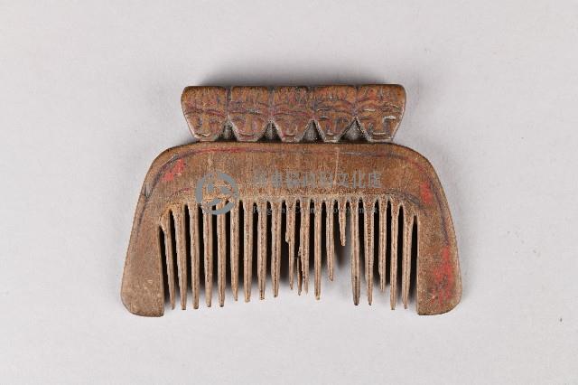 浮雕五人面紋木製梳藏品圖，第1張