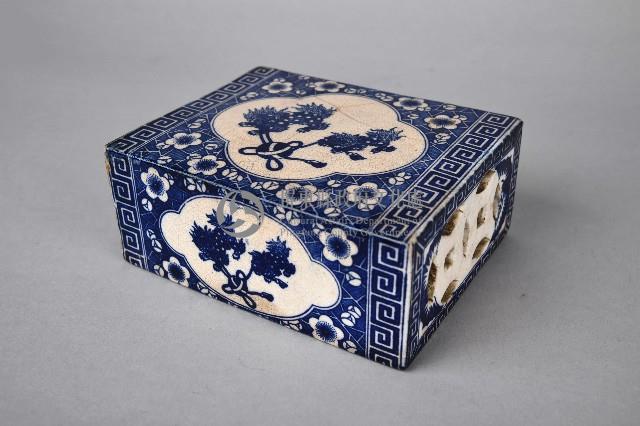雙獅戲彩球青花瓷製脈枕藏品圖，第1張