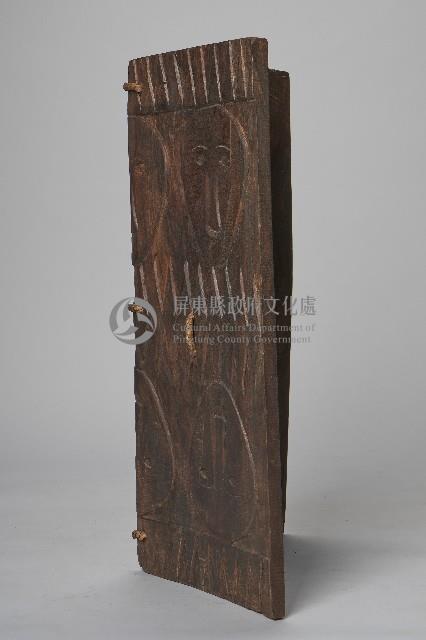 浮雕人面百步蛇紋木盾藏品圖，第3張