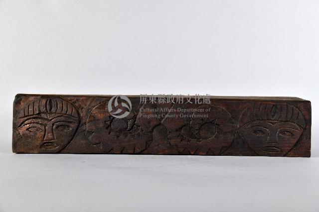 浮雕人面百步蛇紋木製單人枕藏品圖，第3張