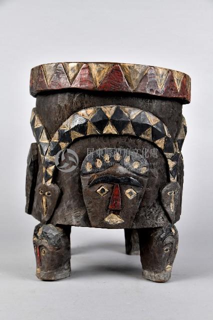 浮雕人面百步蛇紋木凳藏品圖，第2張