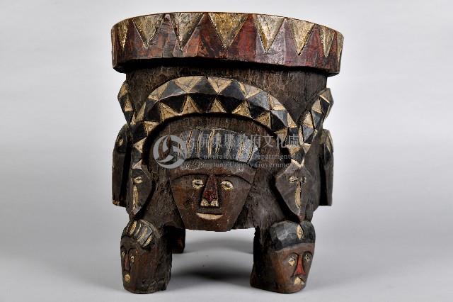 浮雕人面百步蛇木椅藏品圖，第2張