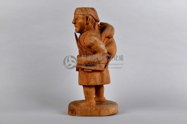 獵人肩扛山豬右手持獵槍立像人偶藏品圖，第2張