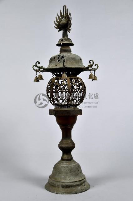 透雕捲草紋掛鈴油燈台-1藏品圖，第2張