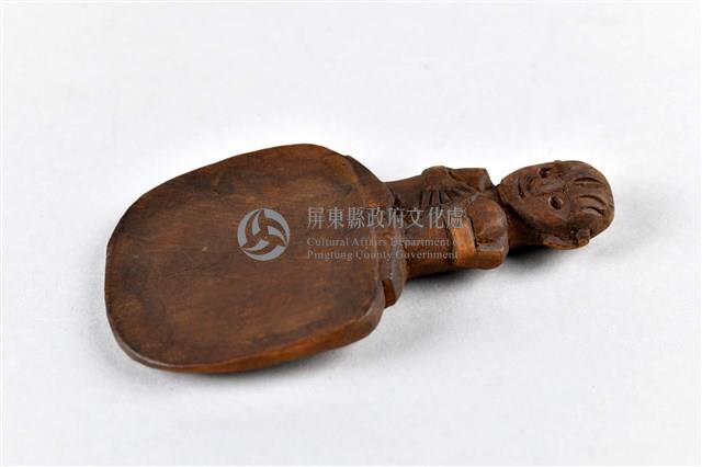 半蹲抱膝人像造型飯匙藏品圖，第3張