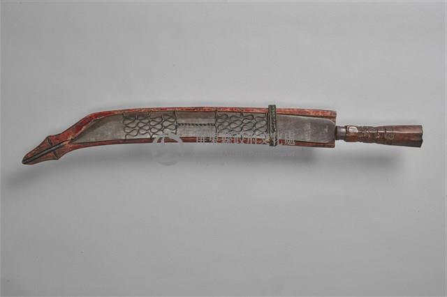 浮雕彩繪人像百步蛇紋浮雕禮刀藏品圖，第3張