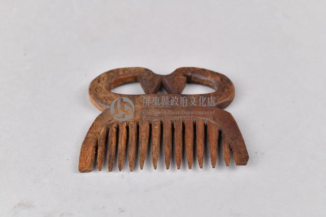 鏤雕雙頭百步蛇木製梳藏品圖，第3張