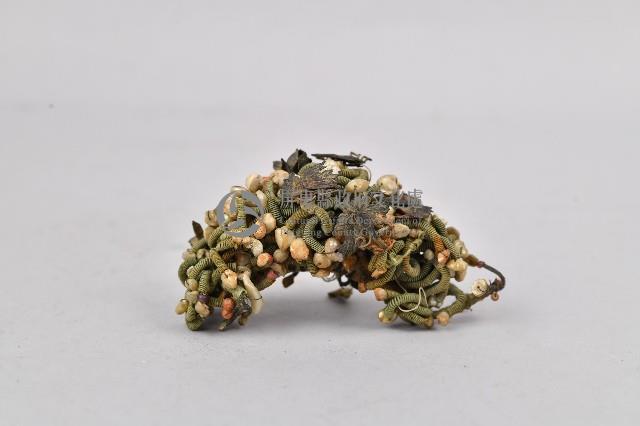 花鳥蝴蝶紋金屬片串珍珠髮飾藏品圖，第2張