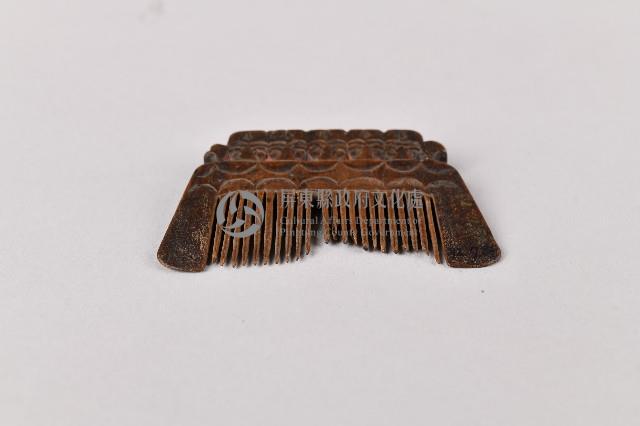 人面幾何紋木製梳藏品圖，第3張