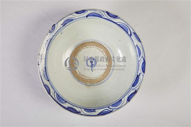紅胎白釉青花梅菊紋碗公藏品圖，第3張