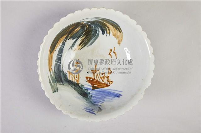 白釉彩繪海景花瓣陶碗藏品圖，第3張