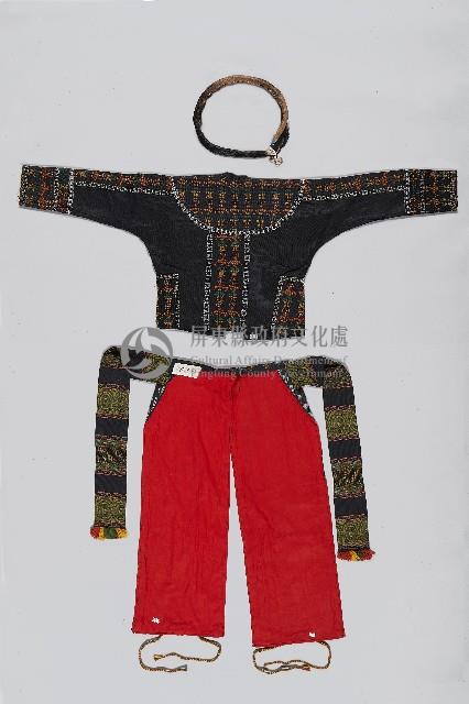 十字繡黑底男性服飾藏品圖，第2張