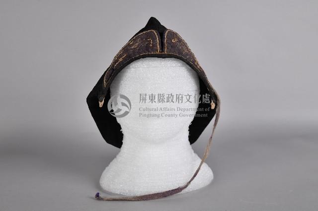 黑底幾何紋刺繡童帽藏品圖，第1張