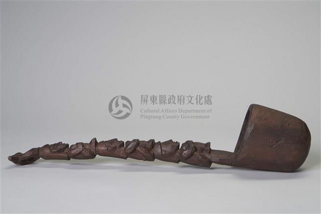 雕刻三人蹲立像百步蛇酒杓藏品圖，第2張