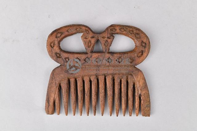 鏤雕雙頭百步蛇木製梳藏品圖，第2張