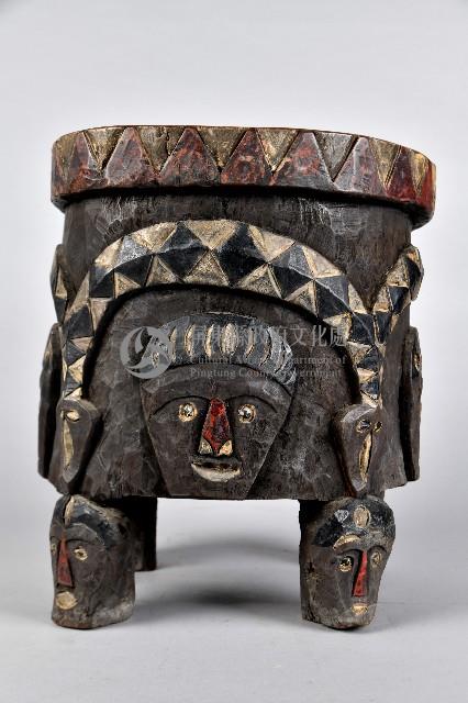 浮雕人面百步蛇紋木凳藏品圖，第1張