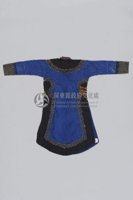 鑲珠刺繡藍底黑邊女長衣藏品圖，第2張
