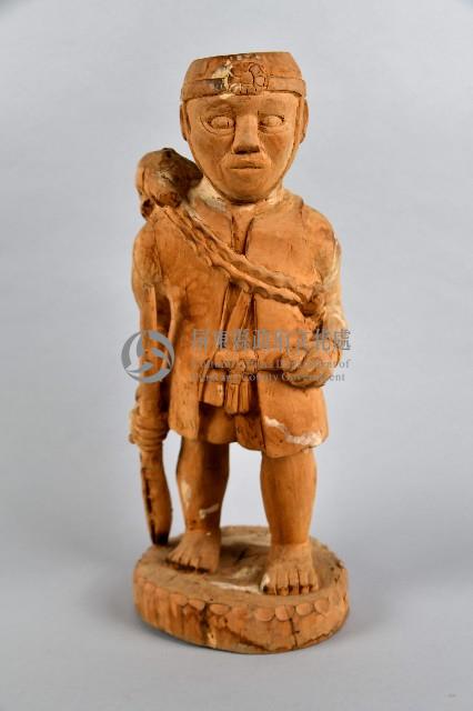 揹山豬持槍獵人木製人偶藏品圖，第1張