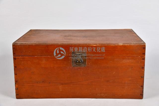 素面紅漆衣物箱藏品圖，第1張