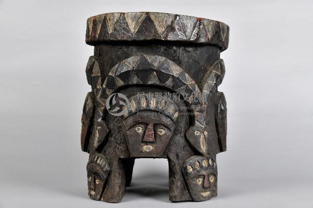 浮雕人面百步蛇木椅藏品圖，第1張