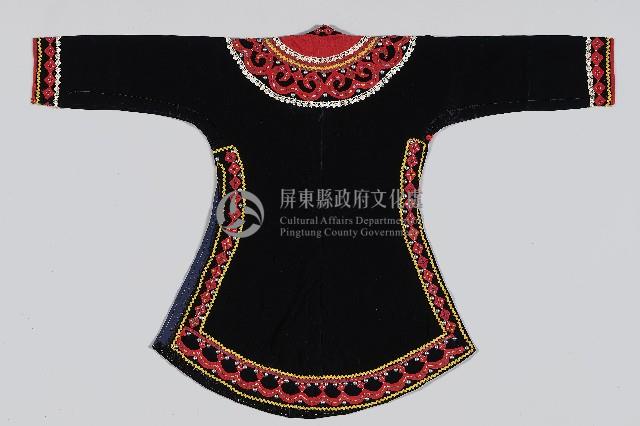  黑底紅邊飾女長衣藏品圖，第2張