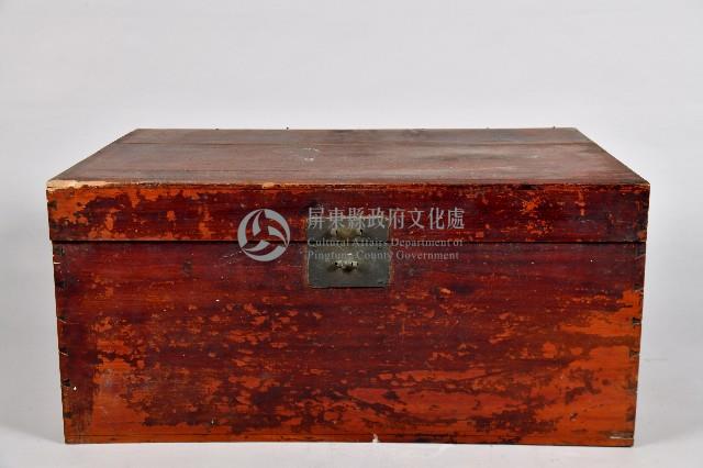 素面紅漆衣物箱藏品圖，第1張