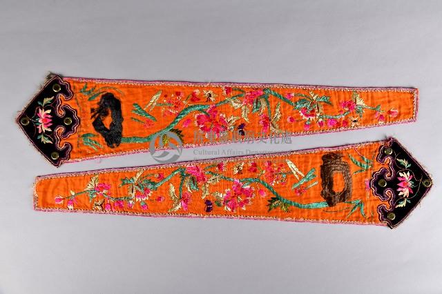 刺繡紅底連枝牡丹紋劍帶藏品圖，第1張