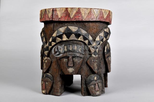 浮雕人面百步蛇木椅藏品圖，第1張