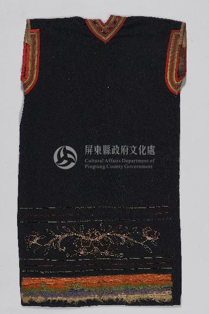 刺繡黑底卑南王長衣藏品圖，第2張