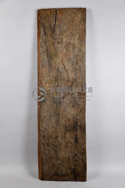 淺浮雕側身男性及百步蛇紋門板藏品圖，第2張