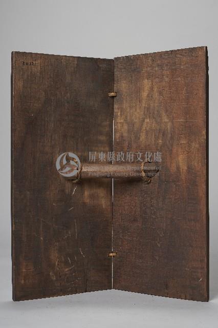 浮雕幾何紋木盾藏品圖，第2張