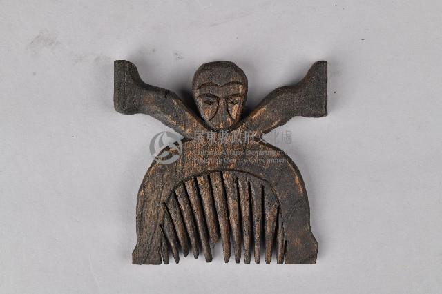 浮雕人形木製梳藏品圖，第2張