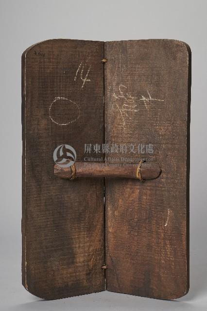 浮雕人面百步蛇紋木盾藏品圖，第2張