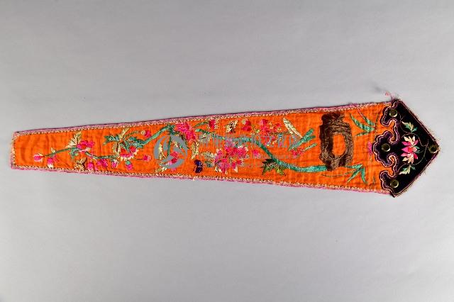 刺繡紅底連枝牡丹紋劍帶-1藏品圖，第1張