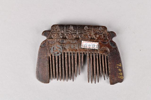 人面百步蛇紋木梳藏品圖，第2張