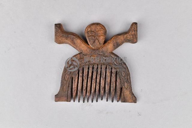 浮雕半身人形木製梳藏品圖，第1張